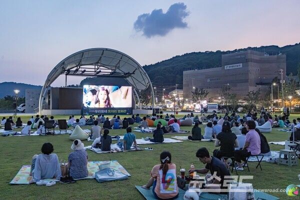 시민들이 영화를 관람하는 모습/사진=김성제 시장 페이스북