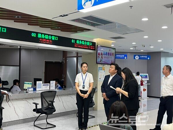 임병택 시장이 길림시 행정서비스센터를 방문해 '원스톱' 민원처리 시스템을 확인하고 있다./사진=시흥시