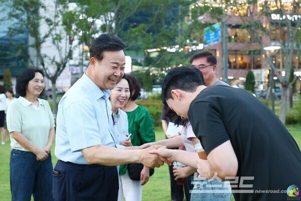 김성제 시장이 시민과 인사를 나누고 있다/사진=김성제 시장 페이스북