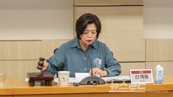 신계용 시장이&nbsp;안양군포의왕과천 공동급식지원센터 제2차 임시이사회에서 회의를 진행하고 있다./사진=신계용 시장 페이스북