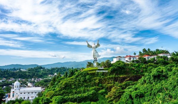 마나도 축복하는 예수상(Yesus Memberkati Statue).