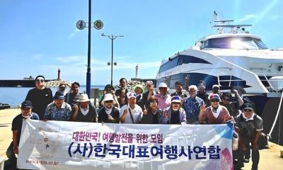 울릉도 저동항에 도착한 한대연 회원들이 강릉~저동을 잇는 배편을 배경으로 기념 촬영을 하고 있다. [사진=한대연]