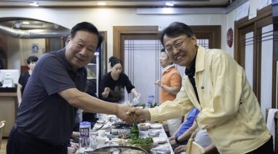 정후연 한대연 회장(왼쪽)과 남건 울릉군 부군수. 남 부군수는 이 자리에서 “울릉도 관광객 유치에 힘을 보태달라”고 당부했다. [사진=한대연]