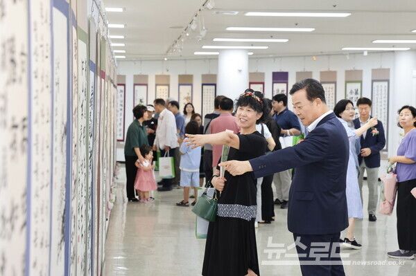 김성제 시장이 의왕백궁서예문인화대전 작품전시회에서 작품을 관람하고 있다./사진=의왕시