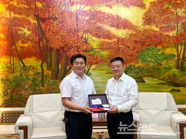 임병택 시흥시장(좌)과 왕길 길림시장이 기념촬영을 하고 있다./사진=시흥시