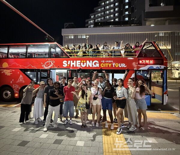 경기관광 외국인 서포터즈가 팸투어를 마치고 기념촬영을 하고 있다./사진=시흥시