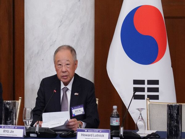 류진 한경협 회장이 25일(미국 현지시간) 워싱턴 D.C. 윌러드 호텔에서 열린 한미 비즈니스 라운드테이블 제조업 르네상스 파트너십에서 인사말을 하고 있다. 이재명 대통령의 첫 미국 방문에 맞춰 개최된 이번 회의에는 양국 대표 경제인과 정부 인사 등 40여 명이 참석했다. [사진=한경협]