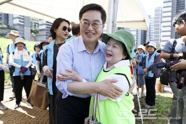 김동연 지사가 어르신과 인사를 나누고 있다./사진=김동연 지사 페이스북