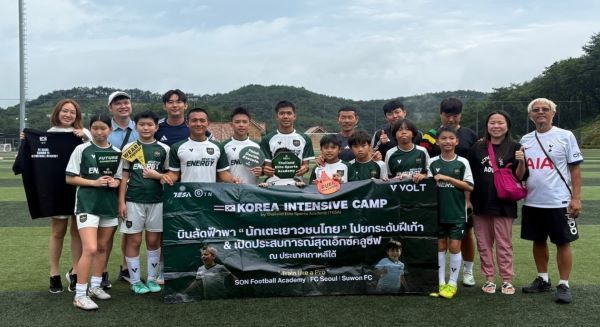 손흥민선수의 부친 손웅정 감독과 함께 기념 촬영을 하고 있는 태국 유소년 축구단. 출처=GTN