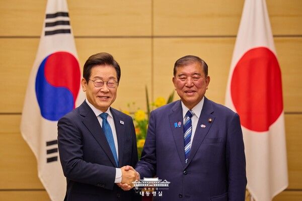 이재명 대통령이 이시바 총리와 악수하는 모습 [사진=대통령실]