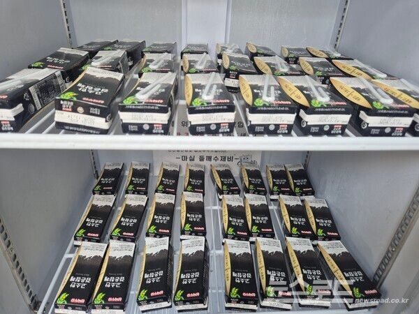 8월 1일 석수2동 공유냉장고 마실들깨수제비 앞 공유냉장고 5호점에 시민이 민생회복 소비쿠폰으로 구입한 두유가 채워져있는 모습/사진=안양시