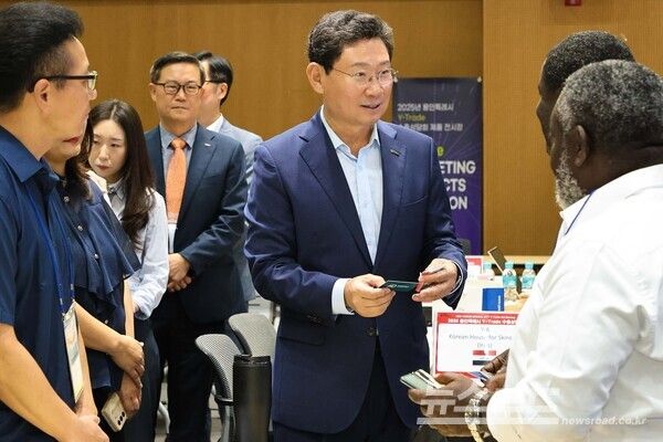 이상일 시장이 해외 바이어들과 인사를 하고 있다./사진=용인시