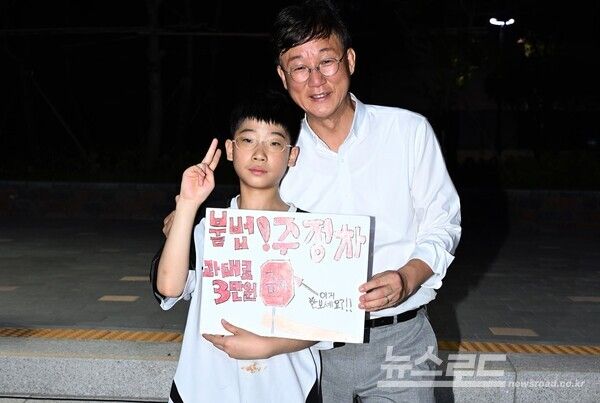 이민근 시장이 도깨비 원정대 아이와 함께 기념촬영을 하고 있다./사진=이민근 시장 페이스북