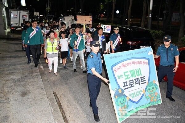 이민근 시장이 도깨비 원정대와&nbsp; '그린존 캠페인'을 진행하고 있다./사진=이민근 시장 페이스북