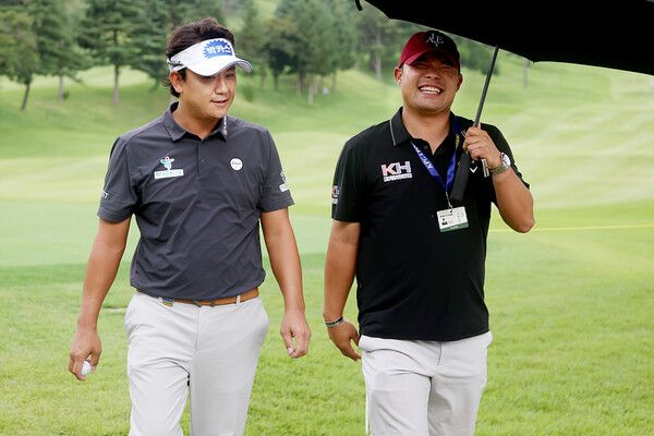 10번홀 그린 갤러리 이승택프로가 박상현프로와 즐거운 대화를 나누고 있다. 사진제공 KPGA&nbsp;