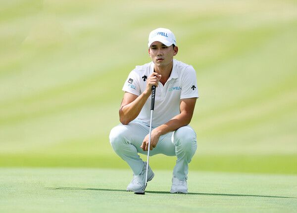 오승택 1번홀 그린 퍼팅 라인을 살피는 사진제공 KPGA&nbsp;