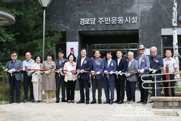 김성제 시장(가운데)이 백운호수 해링턴플레이스 경로당 개소식에 참석해 테이프 컷팅식을 하고 있다./사진=의왕시