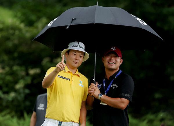 함정우 이승택프로 10번홀 그린 환한웃음 사진제공 KPGA&nbsp;