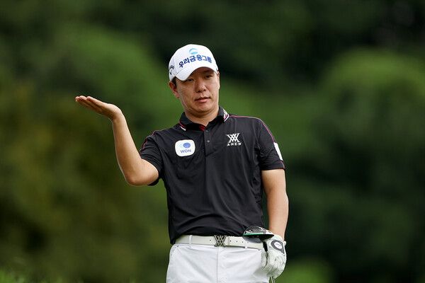 조민규 1번홀 드라이버 티샷후 볼의 방향 살피는 사진제공 KPGA