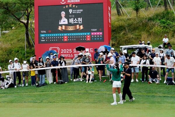 배소현이 우승 후 팬들과 기뻐하고 있다. 베소현이 '오로라월드 레이디스 챔피언십' 초대 챔피언에 올랐다. 사진제공 골프채널&nbsp;