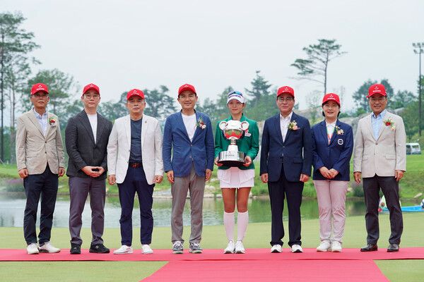 (왼쪽부터) 오로라 골프&리조트 신학명 대표이사, 오로라월드 노재연 대표, 강원골프협회 김찬호 회장, 강원특별자치도 김진태 도지사,&nbsp;배소현 프로,&nbsp;오로라월드 노희열 회장,&nbsp;KLPGA 김순희 수석부회장,&nbsp;SBS골프 이상근 대표. 사진제공 골프채널&nbsp;