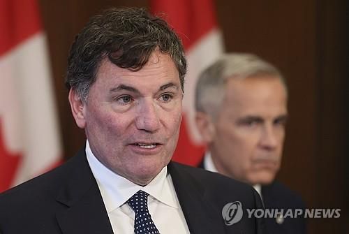 기자회견 발언하는 도미닉 르블랑 캐나다 장관/연합뉴스