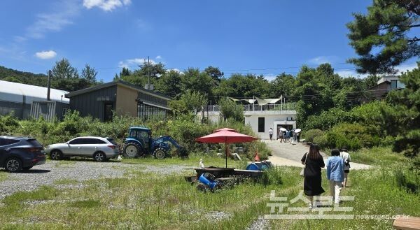'7개의 문을 열다' 프로그램 중 수제 햄버거 만들기 체험장으로 이동하고 있는 참가자들 [사진=서진수기자]