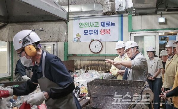 임병택 시장이&nbsp;시흥도시공사 환경미화타운 현장을 방문해 근로자의 작업 환경에 대한 설명을 듣고 있다./사진=시흥시