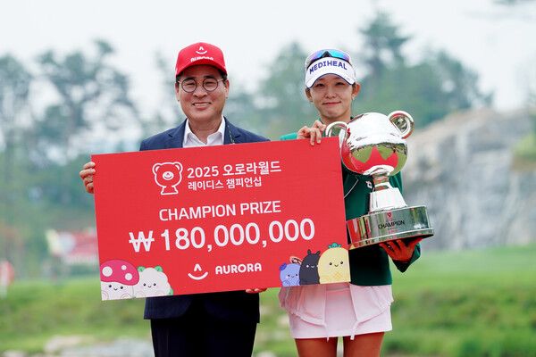 노희열 오로라월드 회장과 KLPGA 정규투어 '2025 오로라월드 챔피언십' 초대 챔피언인 배소현이 우승 기념 촬영하고 있다. 사진제공 골프채널&nbsp;&nbsp;