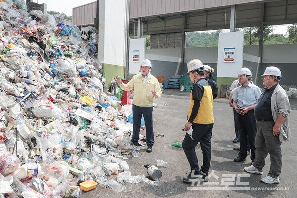 임병택 시장이 시흥도시공사 환경미화타운 현장을 방문해 상황설명을 듣고 있다./사진=시흥시
