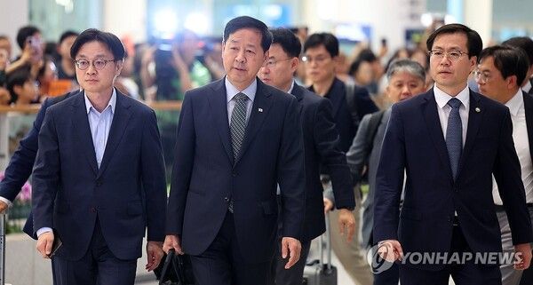 귀국하는 한국 무역협상 대표단/연합뉴스