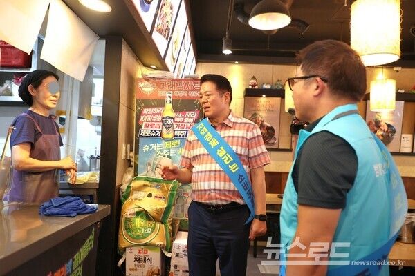 최대호 시장이 상인과 대화를 나누고 있다./사진=최대호 시장 페이스북