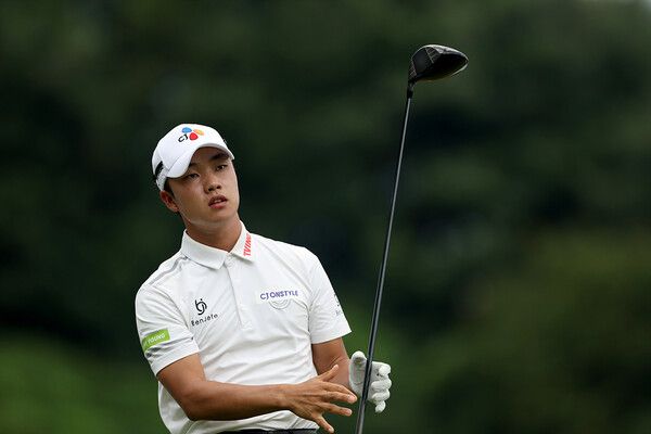 송민혁 1번홀 드라이버 티샷후 볼의 방향 살피는 (사진제공 KPGA)&nbsp;