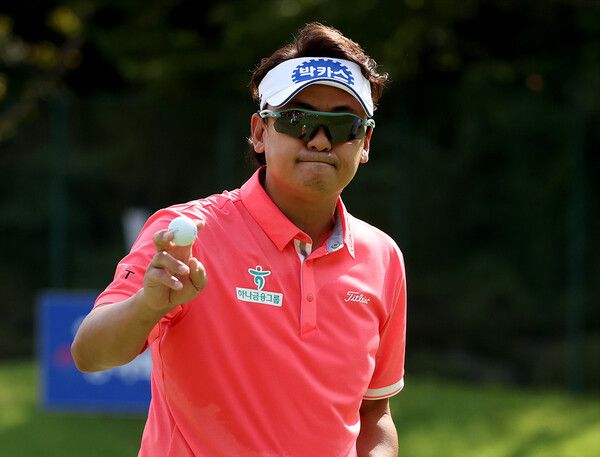 박상현 9번홀 버디성공 갤러리 인사 (사진제공 KPGA)