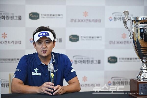 ‘골프에 진심’인 박상현이 2023년 10월 제네시스 챔피언십 이후 1년 10개월 만에 우승컵을 들어올렸다. 이날 우승은 그의 KPGA 투어 13승째다. 인터뷰에서 말하고 있는 박상현 프로. 사진 이민희 기자 