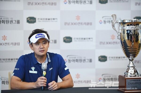 ‘골프에 진심’인 박상현이 2023년 10월 제네시스 챔피언십 이후 1년 10개월 만에 우승컵을 들어올렸다. 이날 우승은 그의 KPGA 투어 13승째다. 인터뷰에서 말하고 있는 박상현 프로. 사진 이민희 기자 