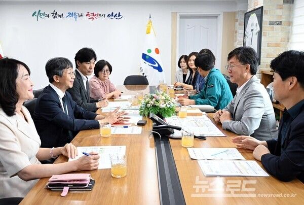안산시와 질병관리청이 폭염 속 안산시민의 건강 보호 대책 및 폭염 관련 대응 방안을 논의하고 있다./사진=이민근 시장 페이스북&nbsp;