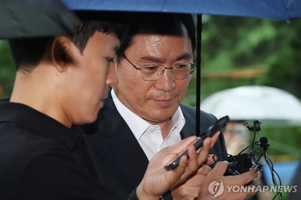 윤창호 전 한국증권금융 사장이&nbsp; 지난달 17일 김건희 특검 사무실에 출석하고 있다. [사진=연합뉴스]