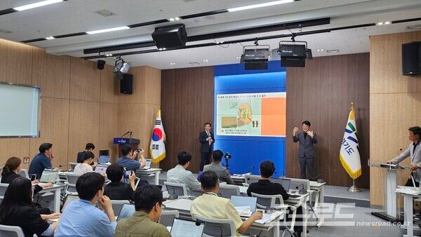 경기도농업기술원 성제훈 원장이 4일 경기도청에서 ‘2025년도 디지털 기반 사회현안 해결 프로젝트’에 대한 기자회견을 하고 있다./사진=뉴스로드 김영식 기자