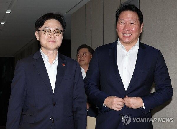 대화하는 김정관 장관과 최태원 회장/연합뉴스