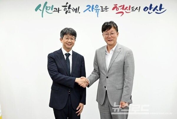 이민근 시장(우)이 임승관 질병관리청장(좌)과 악수를 나누며 인사하고 있다./사진=이민근 시장 페이스북&nbsp;