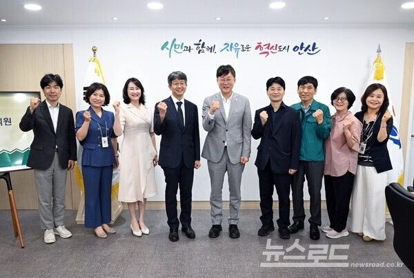 이민근 시장과 임승관 질병관리청장 및&nbsp; 관계자들이 기념촬영을 하고 있다./사진=이민근 시장 페이스북&nbsp;