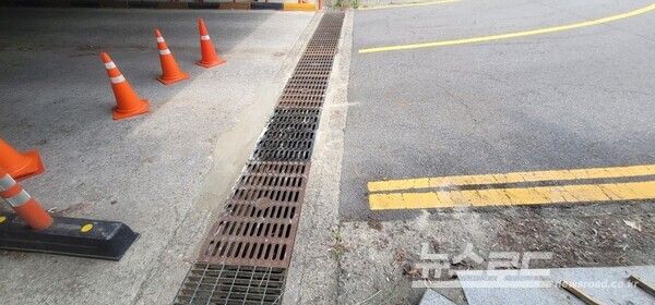 용인특례시 수지레스피아 입구 통로박스 구간의 금속성 소음 발생 원인인 배수로 덮개 부분을 보수했다./사진=용인시