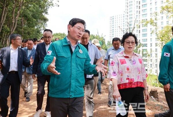 이상일 용인특례시장은 7일 정비가 완료된 남사읍 한숲산내음근린공원 현장점검을 실시했다./사진=용인시