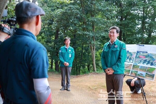 이상일 용인특례시장은 7일 정비가 완료된 남사읍 한숲산내음근린공원 현장점검을 실시했다./사진=용인시