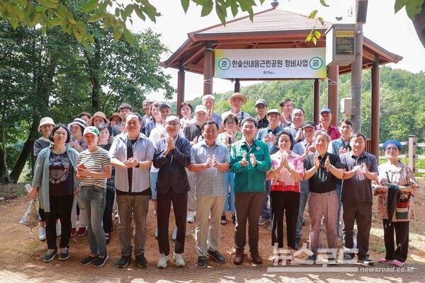 이상일 용인특례시장은 7일 정비가 완료된 남사읍 한숲산내음근린공원 현장점검을 실시했다./사진=용인시