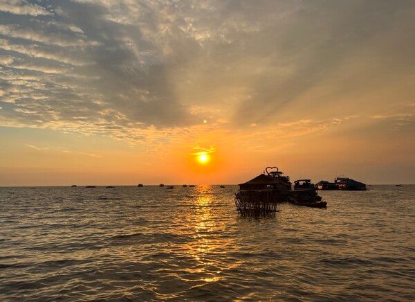 톤레삽 호수의 일몰. 저녁 노을이 사라질 때까지 수상가옥의 흔들의자에 앉아 있었다. 사진=조성진 기자