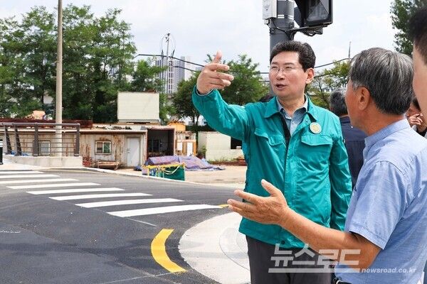 이상일 시장이 고림지구-유림동 연결도로 임시 개통 현장을 직접 찾아 시민들과 마지막 점검을 하고 있다./사진=용인시