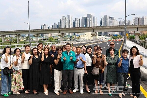 이상일 시장이 고림지구-유림동 연결도로 현장을 찾아 주민들과 현장 점검을 마치고 기념촬영을 하고 있다./사진=용인시