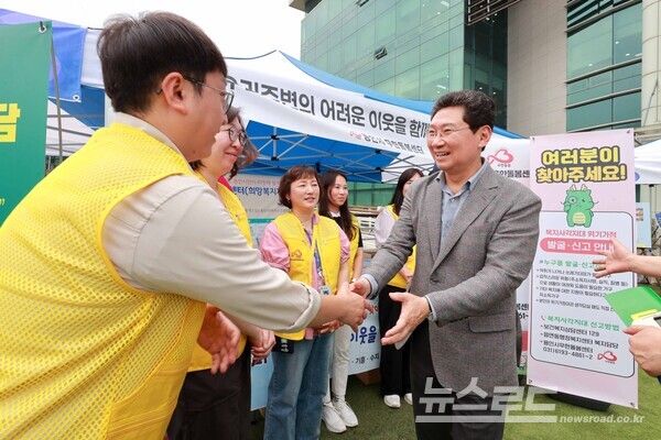 이상일 용인특례시장은 9일 시청 하늘광장에 마련된 사회복지박람회 부스를 돌며 복지시설 종사자들을 격려했다./사진=용인시&nbsp;
